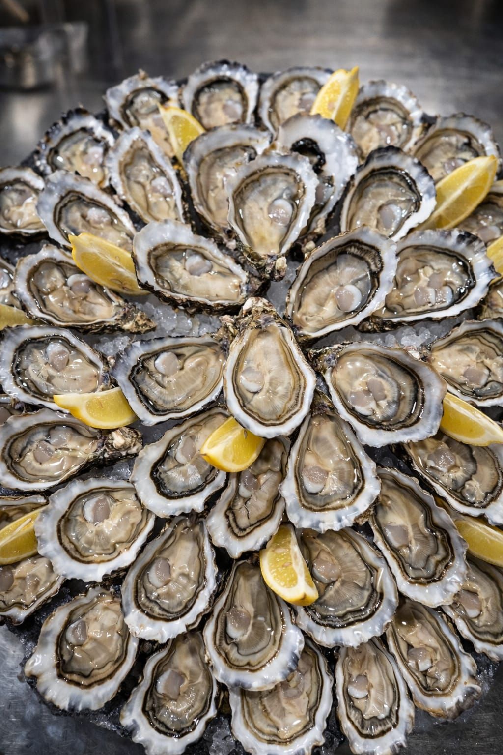 Plateau d'huîtres fraîches du Bassin d'Arcachon ouvertes, avec des quartiers de citron