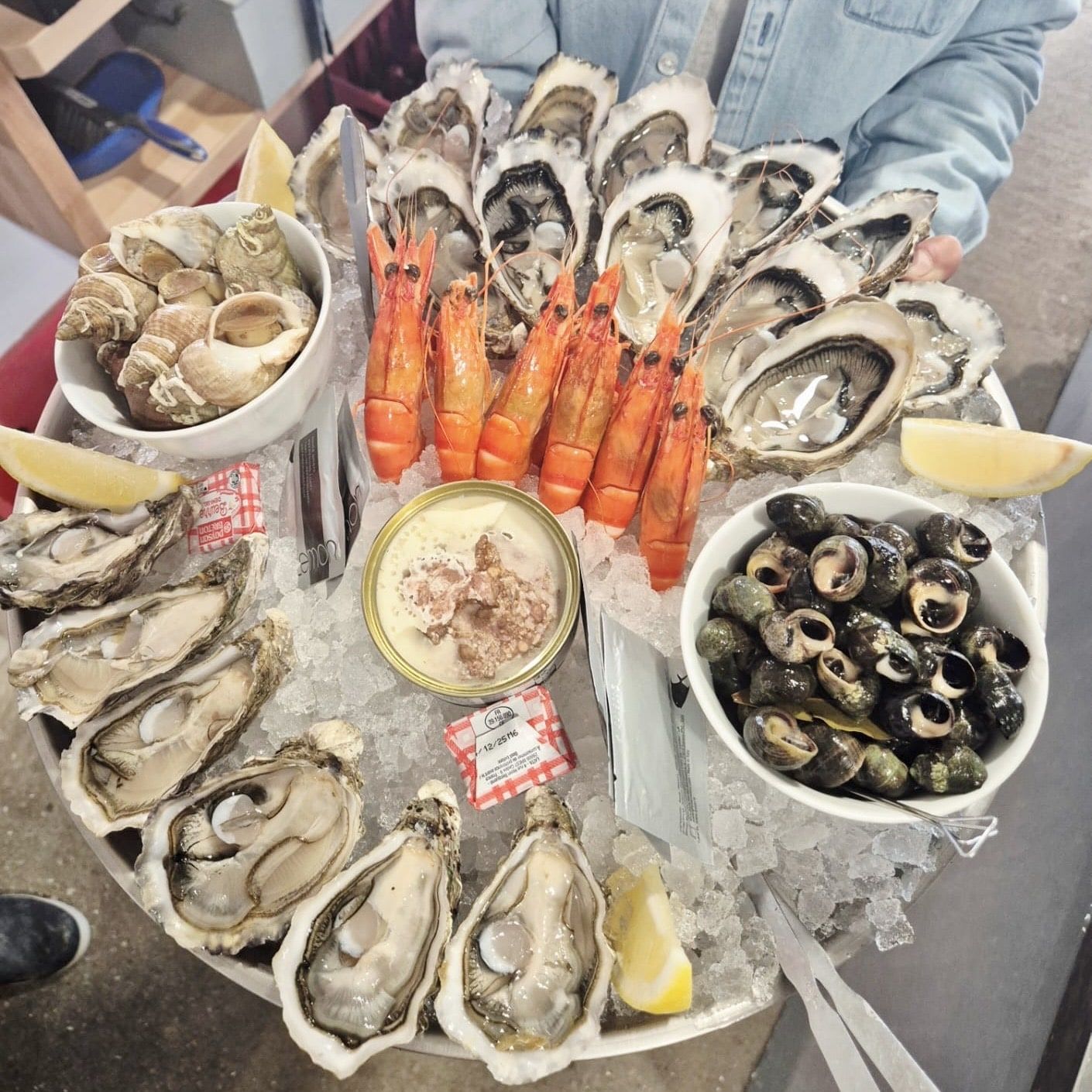 Plateau de fruits de mer sur glace à emporter : huîtres, crevettes, bulots et bigorneaux